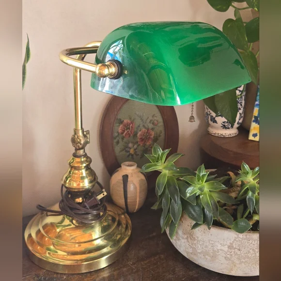 Elegant Green and Gold Banker's Lamp - Picture 2 of 12